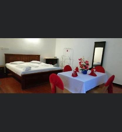 Avanya Hotel And Reception Hall Angunakolapelessa 外观 照片