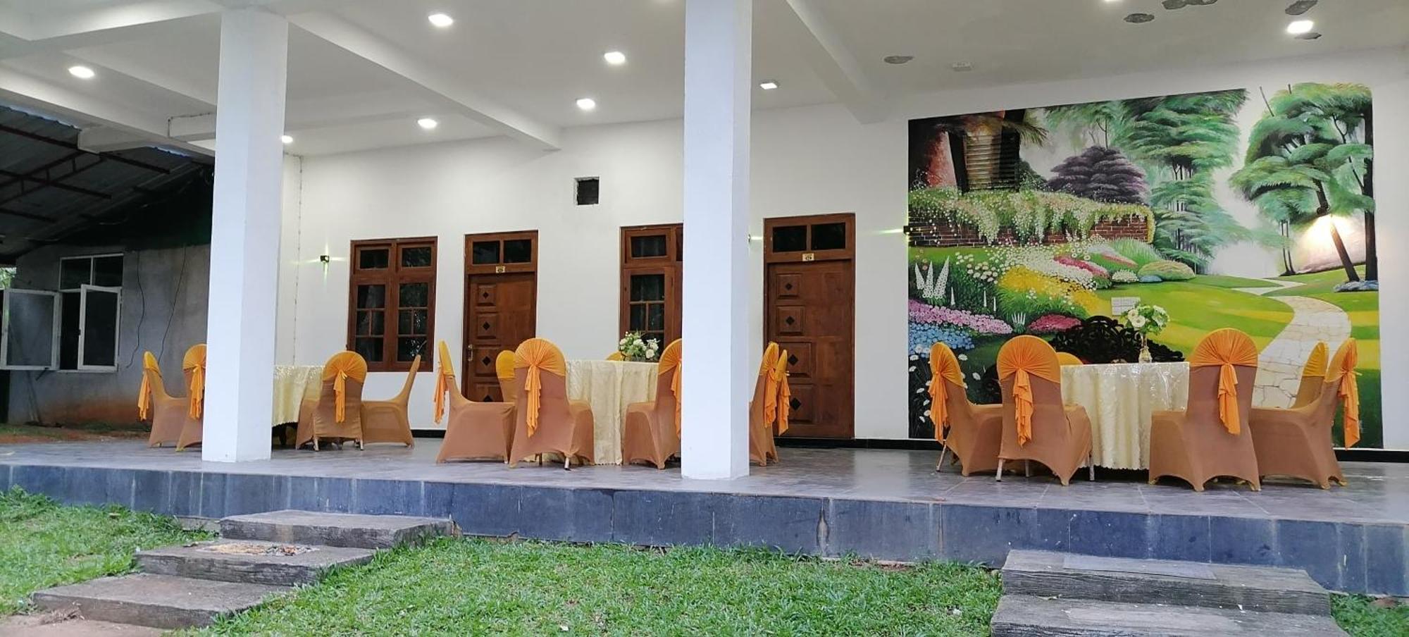 Avanya Hotel And Reception Hall Angunakolapelessa 外观 照片