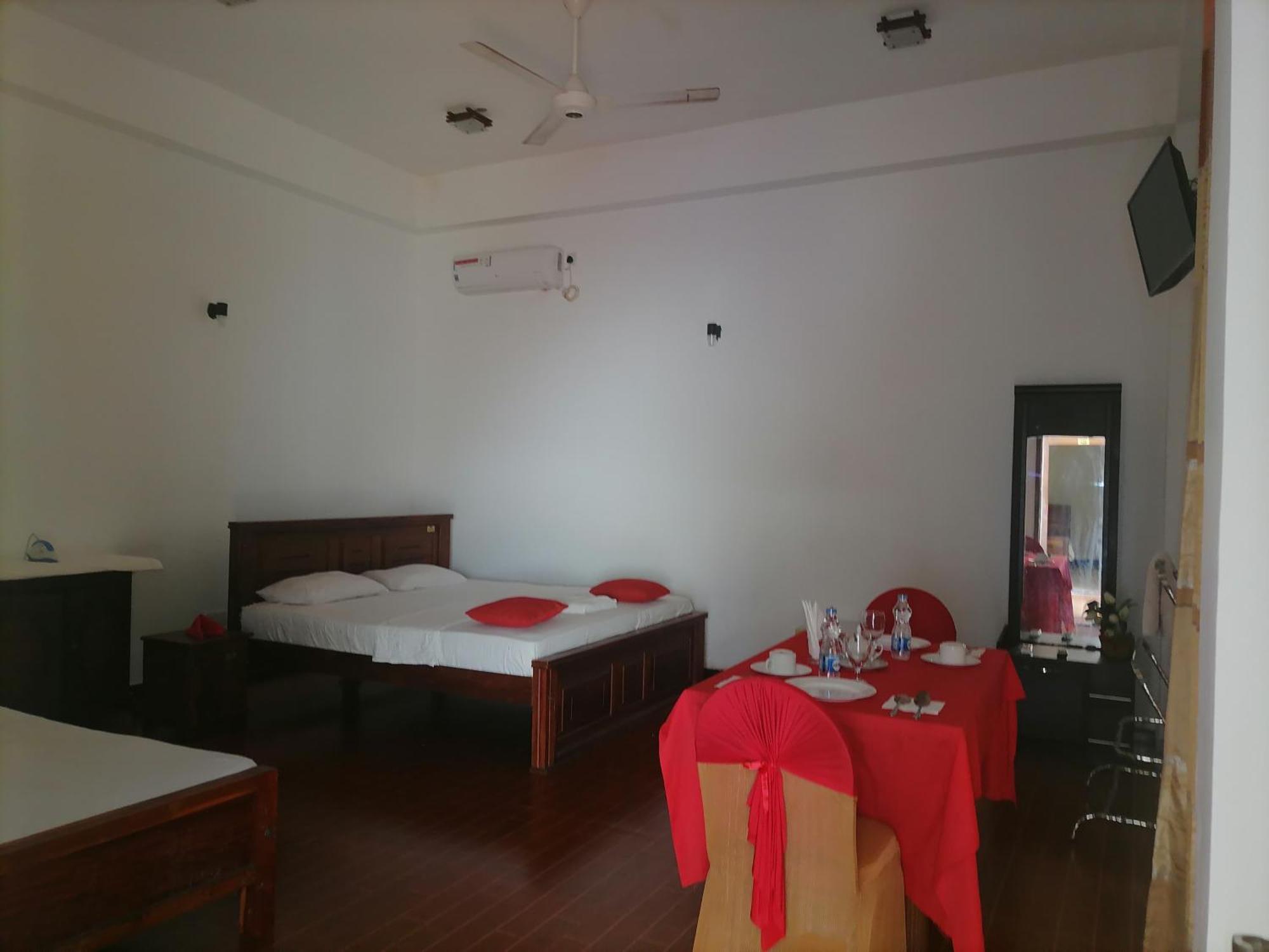 Avanya Hotel And Reception Hall Angunakolapelessa 外观 照片