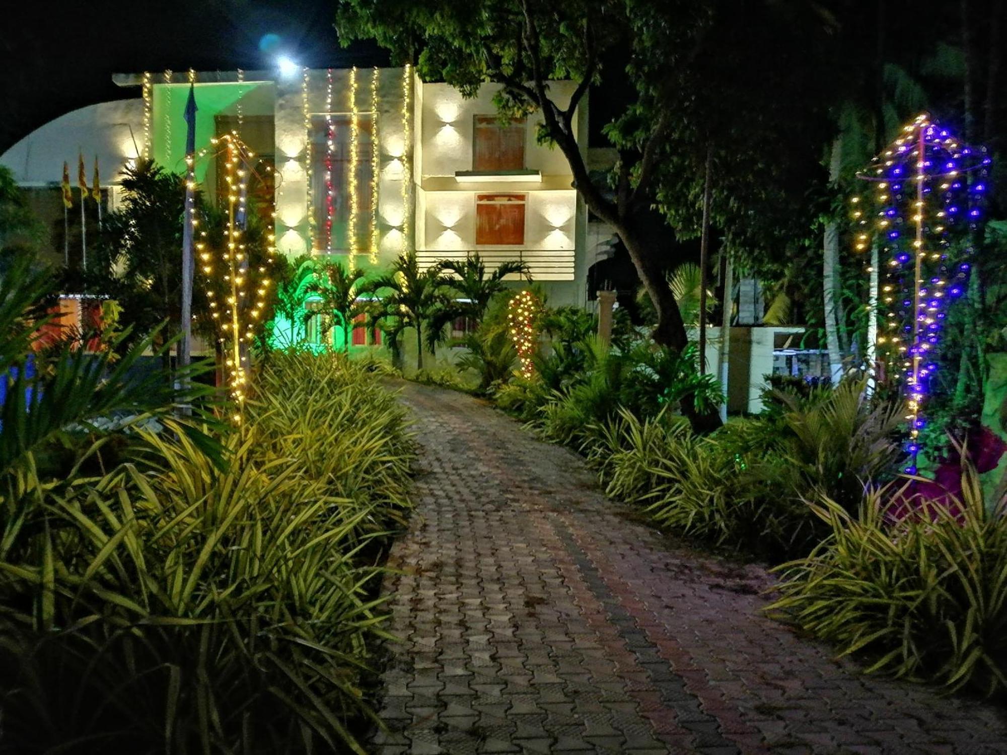 Avanya Hotel And Reception Hall Angunakolapelessa 外观 照片