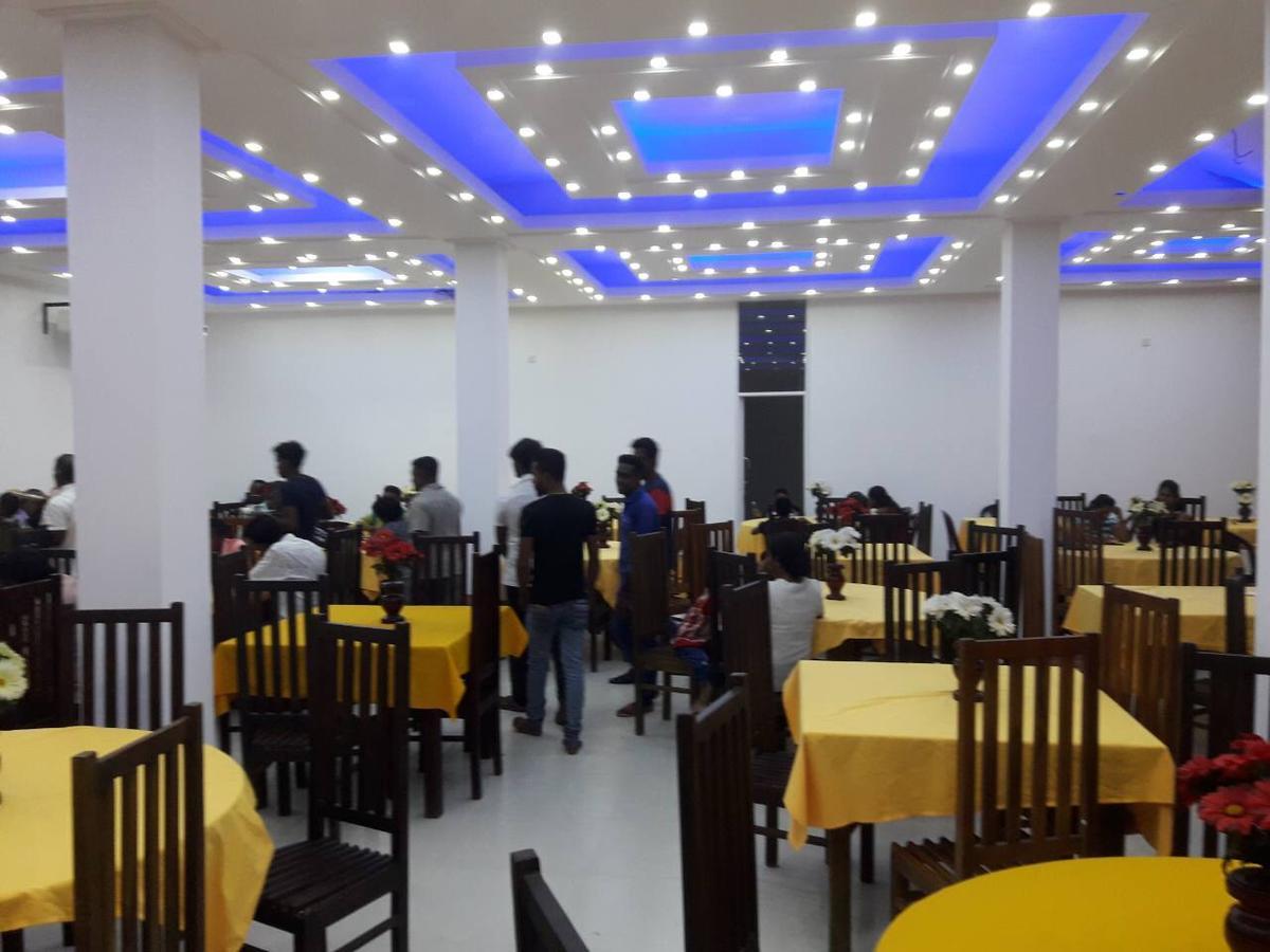 Avanya Hotel And Reception Hall Angunakolapelessa 外观 照片