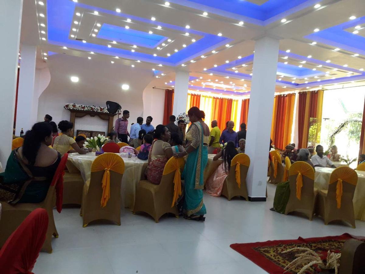 Avanya Hotel And Reception Hall Angunakolapelessa 外观 照片